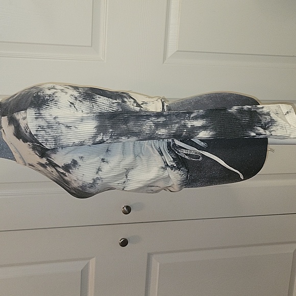NWT 📦 Blk & Wht Tye Dye Ruched Rubbed Crop Top - Picture 4 of 9
